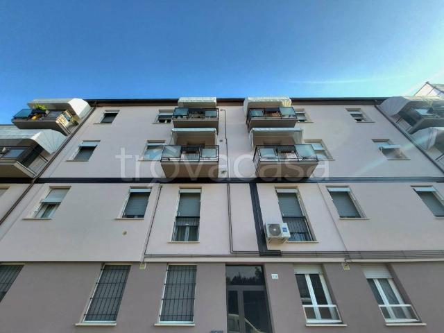 Appartamento in affitto a Ferrara via Compagnoni, 104, arredato, doppia esposizione, parquet TrovaCasa