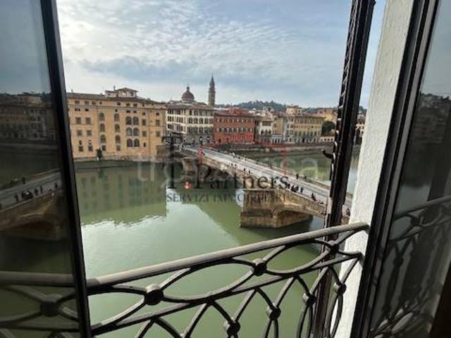Appartamento in affitto a Firenze lungarno degli Acciaioli, non arredato/vuoto, terrazzo, ascensore TrovaCasa