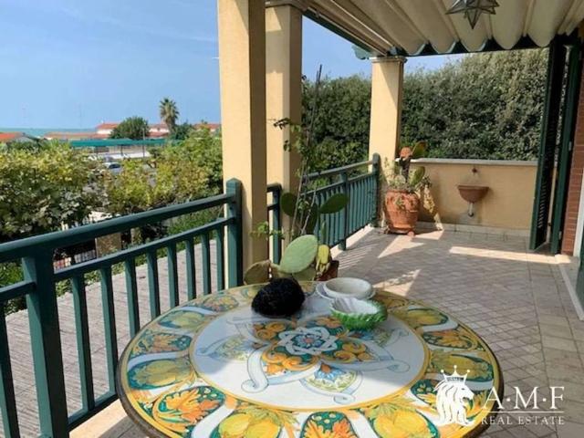 Appartamento in affitto a Forte dei Marmi via Giuseppe Spinetti, 10, box, terrazzo, fronte mare TrovaCasa