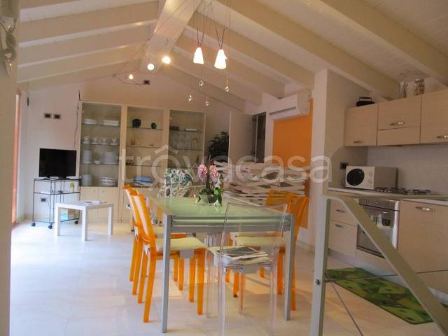 Appartamento in affitto a Forte dei Marmi via Pietro Mascagni, giardino privato, terrazzo, parzialmente arredato TrovaCasa