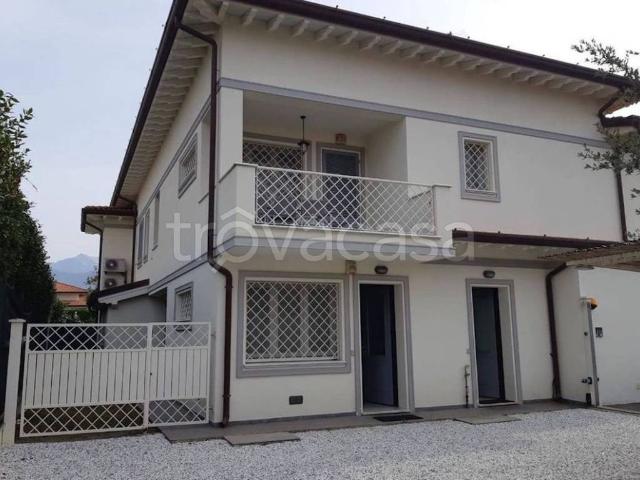 Appartamento in affitto a Forte dei Marmi piazza Dante Alighieri, arredato, giardino privato, posto auto TrovaCasa