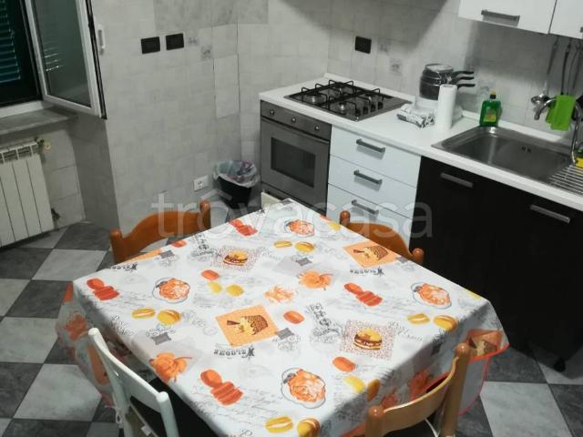 Appartamento in affitto a Genova via Sestri, arredato, cucina abitabile, ripostiglio TrovaCasa