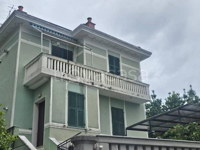 Appartamento in affitto a Genova viale Quartara, non arredato/vuoto, giardino privato, box TrovaCasa