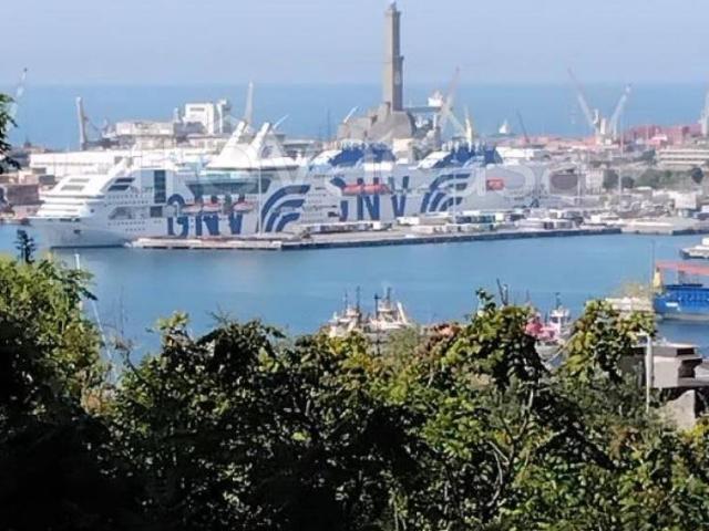 Appartamento in affitto a Genova corso Carbonara, non arredato/vuoto, aria condizionata, parquet TrovaCasa