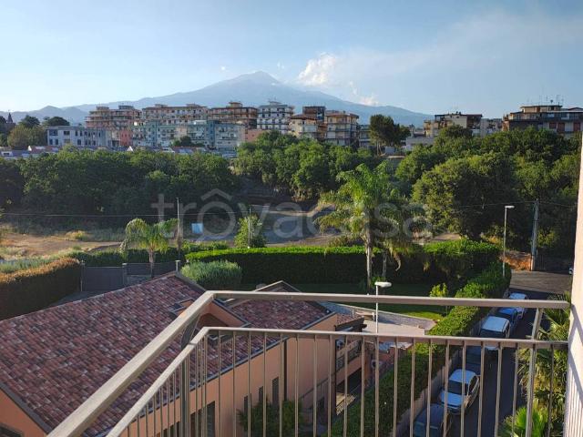 Appartamento in affitto a Gravina di Catania via e. Di Mattei, 3, non arredato/vuoto, box, vista mare TrovaCasa