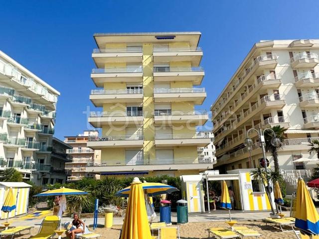 Appartamento in affitto a Jesolo via Andrea Bafile Accesso al Mare 2, arredato, terrazzo, fronte mare TrovaCasa