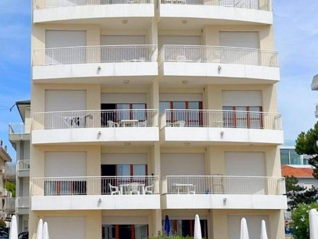 Appartamento in affitto a Jesolo via Giosuè Carducci, posto auto, terrazzo, fronte mare TrovaCasa