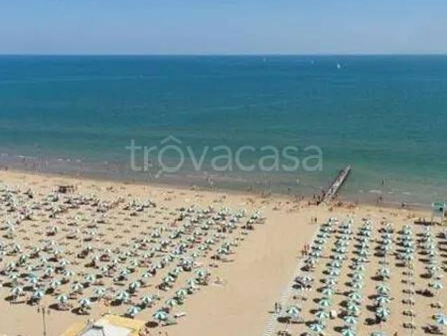 Appartamento in affitto a Jesolo via Dante Alighieri, 106, terrazzo, fronte mare, balcone TrovaCasa