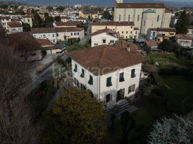Appartamento in affitto a Lucca via Jacopo della Quercia, arredato, giardino, luminoso TrovaCasa
