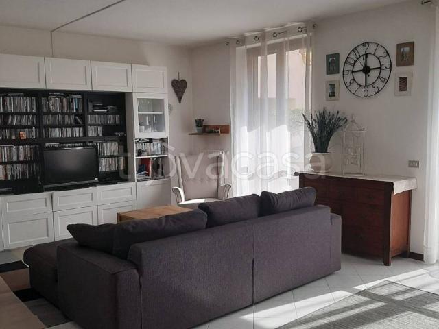 Appartamento in affitto a Luvinate via Castello, arredato, giardino privato, box TrovaCasa