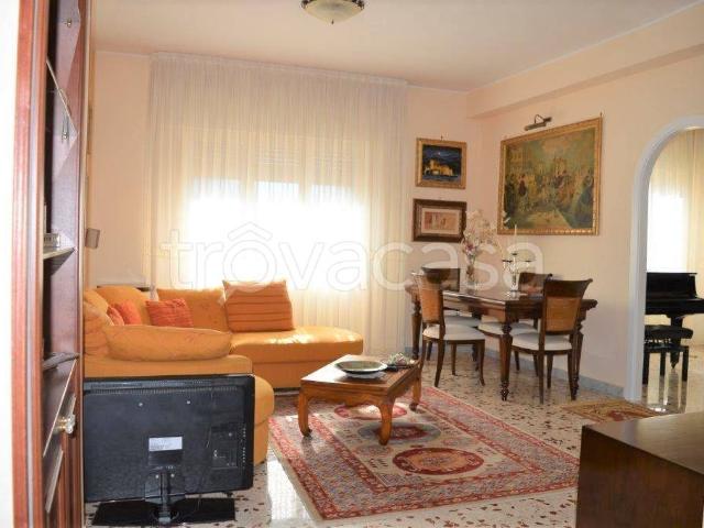 Appartamento in affitto a Latina via Nino Bixio, Centro