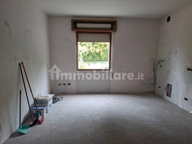 Appartamento in affitto a Laveno Mombello, non arredato/vuoto, posto auto, terrazzo TrovaCasa