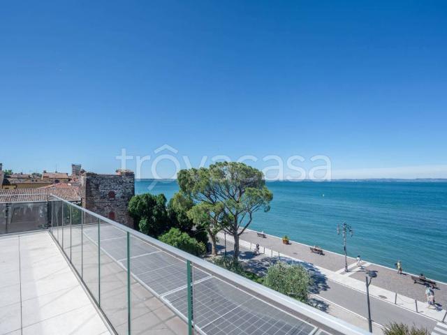 Appartamento in affitto a Lazise lungolago Marconi, arredato, posto auto, terrazzo TrovaCasa