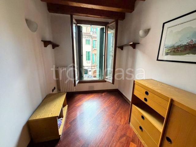 Appartamento in affitto a Padova, travi a vista, vicinanze negozi, frigorifero TrovaCasa