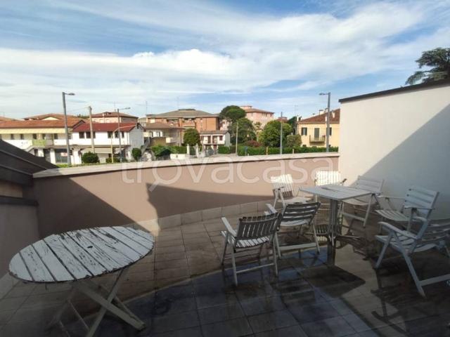 Appartamento in affitto a Padova via Cino da Pistoia, arredato, terrazzo, travi a vista TrovaCasa
