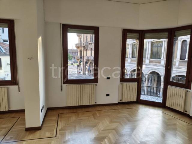 Appartamento in affitto a Padova via Beato Luca Belludi, terrazzo, ascensore, parquet TrovaCasa
