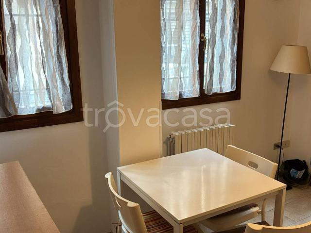 Appartamento in affitto a Padova via Santa Rosa, arredato, riscaldamento autonomo, centrale TrovaCasa