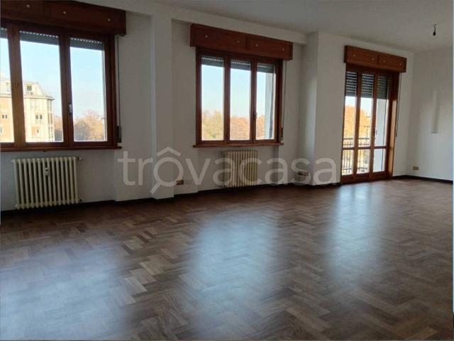 Appartamento in affitto a Parma piazzale Santa Croce, immobile di prestigio, vista panoramica, parzialmente arredato TrovaCasa
