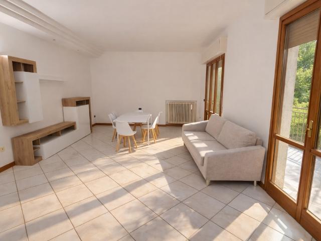 Appartamento in Affitto a Pesaro a € 1.400