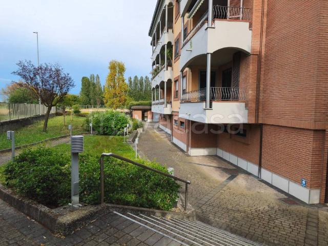 Appartamento in affitto a Peschiera Borromeo via Vincenzo Monti, 18, arredato, giardino privato, box TrovaCasa