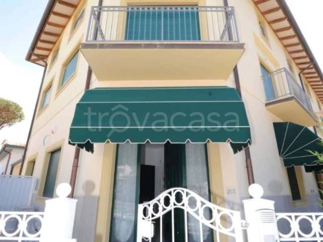 Appartamento in affitto a Pietrasanta via Giosuè Carducci, arredato, terrazzo, lavatrice TrovaCasa
