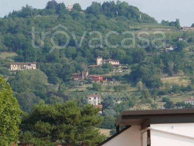 Appartamento in affitto a Pinerolo piazza Giuseppe Garibaldi, terrazzo, parzialmente arredato, ascensore TrovaCasa