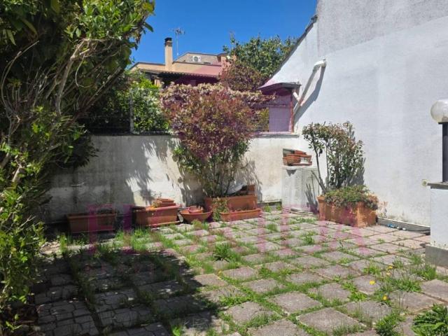 Appartamento in affitto a Pomezia via Ofanto, arredato, giardino privato, posto auto TrovaCasa