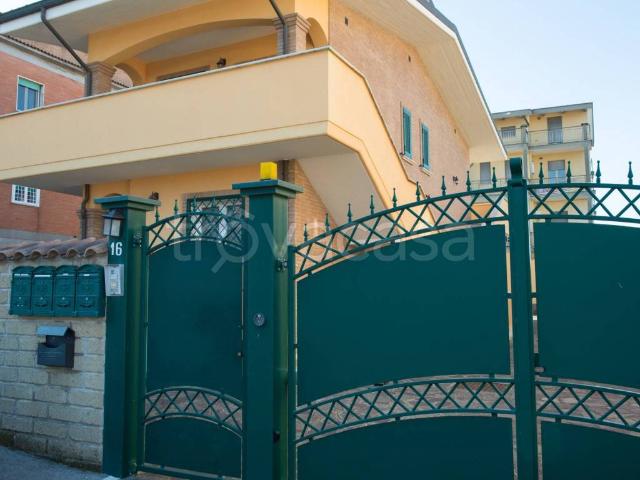 Appartamento in affitto a Pomezia via Ancona, 16, arredato, posto auto, balcone TrovaCasa