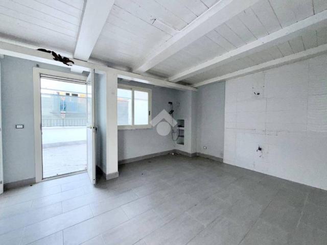 Appartamento in affitto a Pozzuoli vico Magazzini, non arredato/vuoto, terrazzo, buono stato TrovaCasa