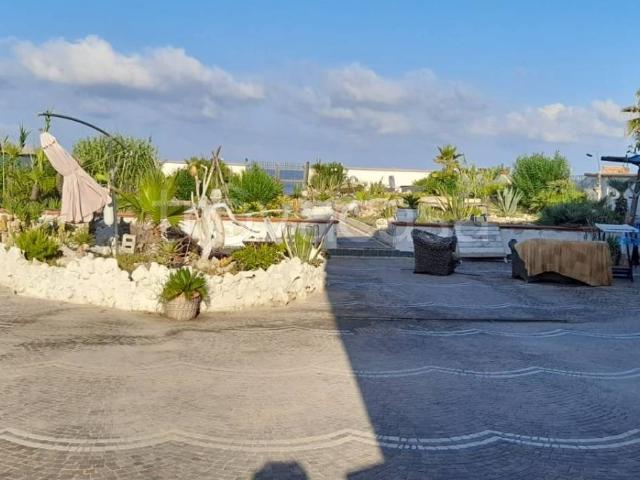 Appartamento in affitto a Pozzuoli via del Mare, arredato, posto auto, terrazzo TrovaCasa