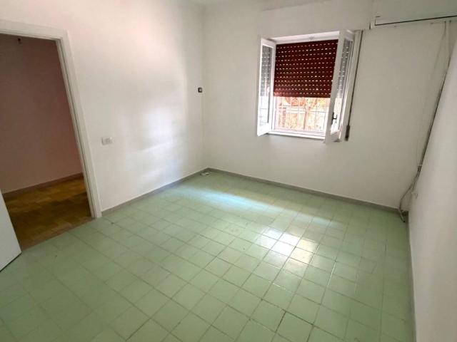 Appartamento in affitto a Pozzuoli via Miliscola, non arredato/vuoto, posto auto, studio TrovaCasa