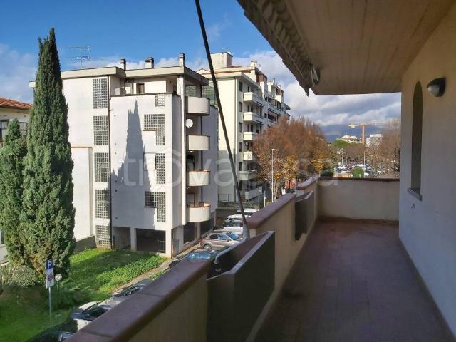 Appartamento in affitto a Prato piazza Giovanni Ciardi, arredato, terrazzo, lavatrice TrovaCasa