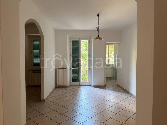 Appartamento in affitto a Prato via Giovanni Miniati, giardino privato, libero subito, zona servita TrovaCasa