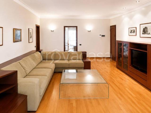 Appartamento in affitto a Prato viale della Repubblica, arredato, terrazzo, doppia esposizione TrovaCasa