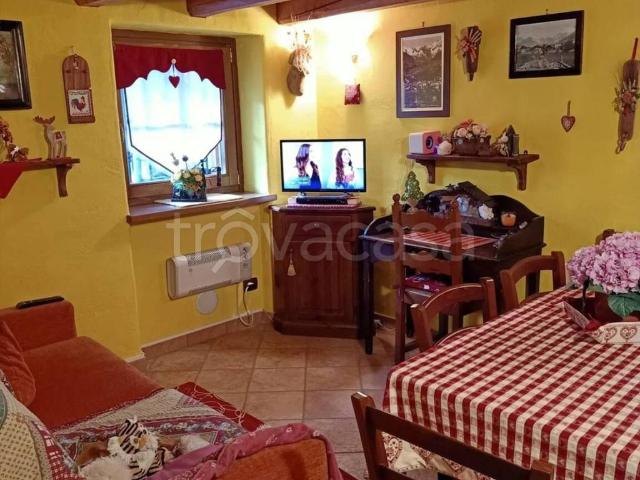 Appartamento in affitto a Pré Saint Didier rue Crammont, 9, soppalco, balcone, angolo cottura TrovaCasa