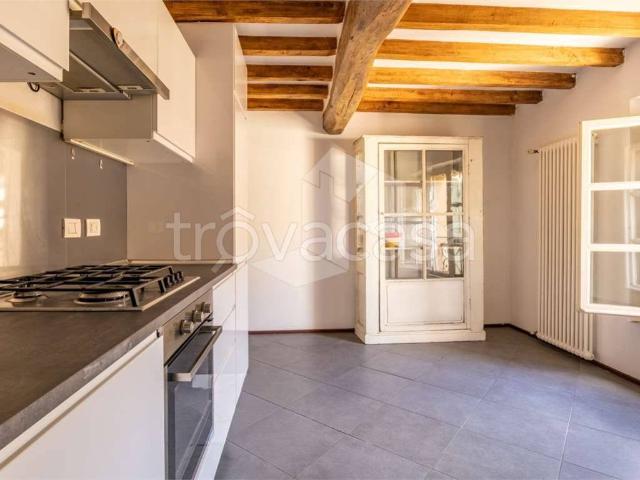 Appartamento in affitto a Reggio nell'Emilia, travi a vista, centrale, cucina abitabile TrovaCasa