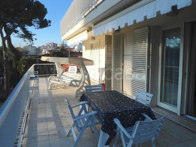 Appartamento in affitto a Riccione viale Damiano Chiesa, arredato, terrazzo, zona servita TrovaCasa