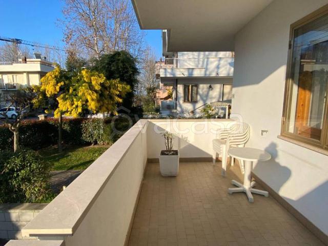 Appartamento in affitto a Riccione viale Gian Lorenzo Bernini, arredato, giardino condominiale, terrazzo abitabile/ampio TrovaCasa