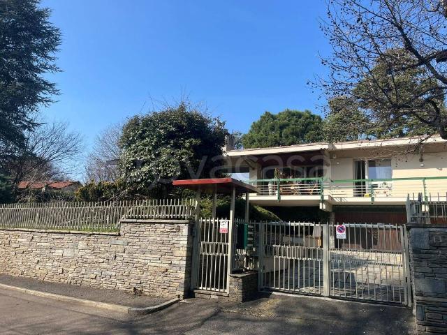 Appartamento in affitto a Rivoli via Guido Gozzano, 8, arredato, giardino privato, caminetto TrovaCasa