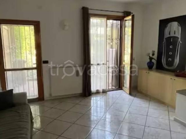 Appartamento in affitto a Rodano via delle Querce, non arredato/vuoto, giardino privato, luminoso TrovaCasa
