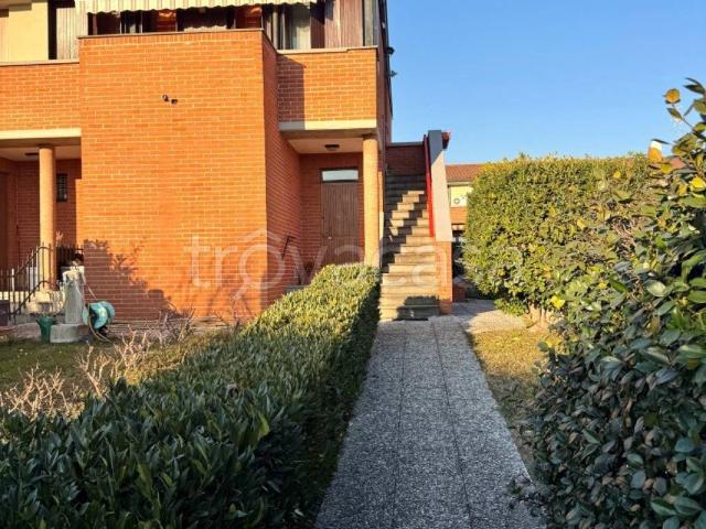 Appartamento in affitto a Rodengo Saiano via Giovanni Pascoli, 18, arredato, giardino privato, box TrovaCasa