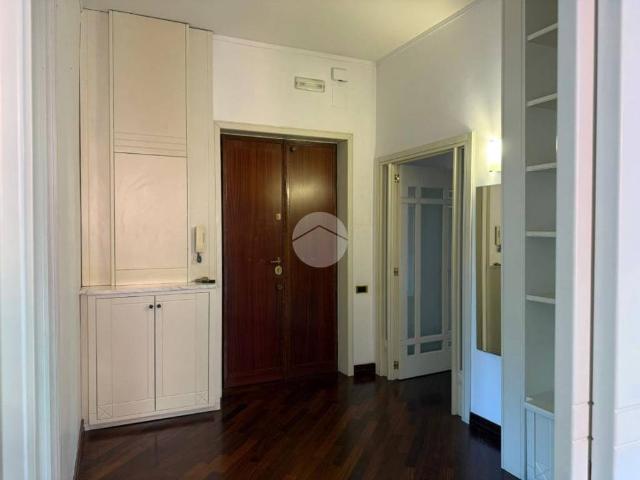 Appartamento in affitto a Roma circonvallazione Clodia, parzialmente arredato, doppia esposizione, parquet TrovaCasa