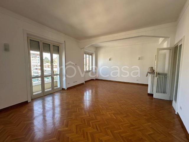 Appartamento in affitto a Roma via Gualtiero Castellini, parzialmente arredato, parquet, balcone TrovaCasa