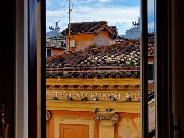 Appartamento in affitto a Roma piazza del Collegio Romano, riscaldamento autonomo, parzialmente arredato, ascensore TrovaCasa