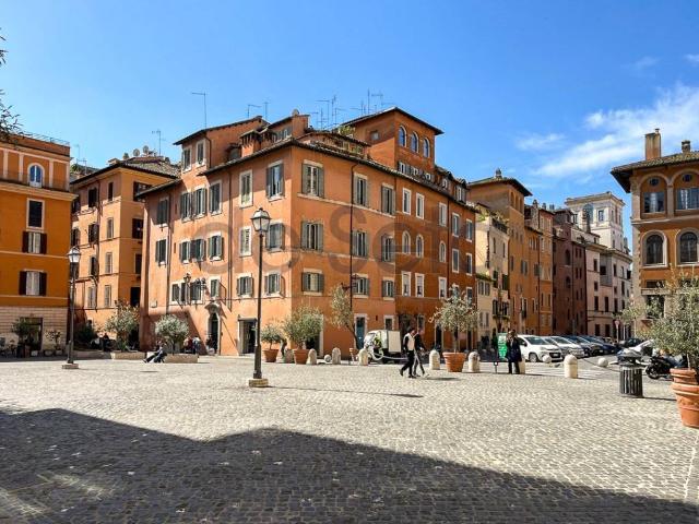 Appartamento in affitto a Roma piazza di San Salvatore in Lauro, non arredato/vuoto, parzialmente arredato, ascensore TrovaCasa