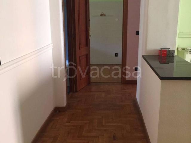 Appartamento in affitto a Roma via Manlio Torquato, non arredato/vuoto, vicinanze negozi, luminoso TrovaCasa