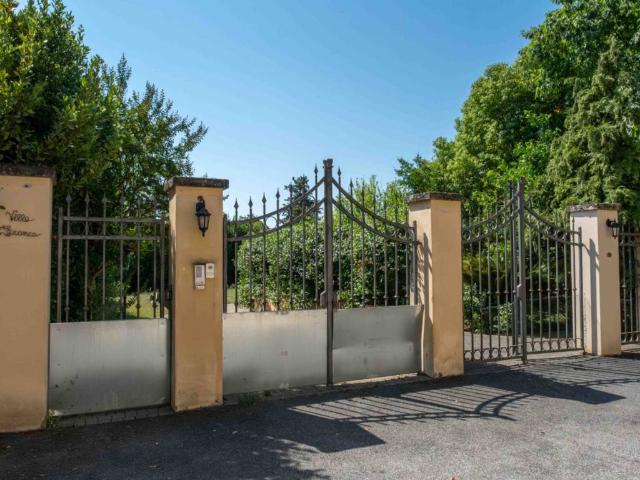Appartamento in affitto a Roma via Maria Domenica Brun Barbantini, 53, non arredato/vuoto, giardino privato, caminetto TrovaCasa