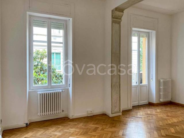 Appartamento in affitto a Roma via Niccolò Paganini, non arredato/vuoto, cantina, luminoso TrovaCasa