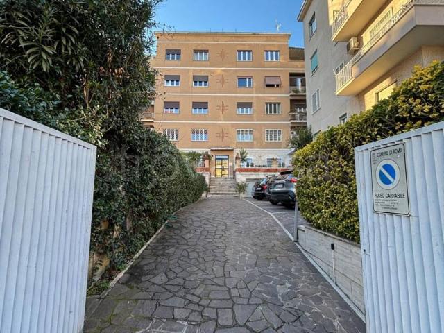 Appartamento in affitto a Roma via Ambrogio Traversari, arredato, posto auto, aria condizionata TrovaCasa