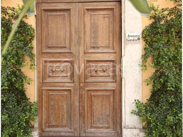 Appartamento in affitto a Roma via Armando Armuzzi 9, arredato, giardino privato, cucina abitabile TrovaCasa